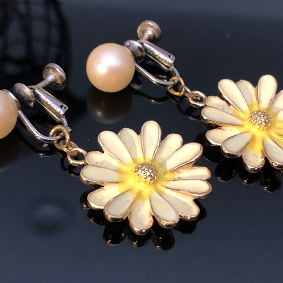 Vintage 50s Faux Pearl Screw Back/Clip On Earrings w/Dangling Ivory Daisy Flower - Picture 4 of 11